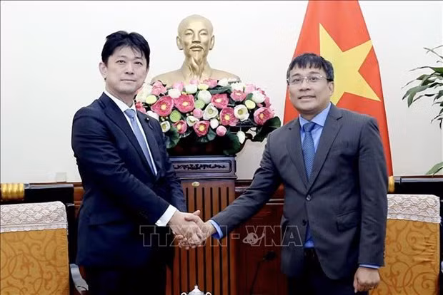 Le vice-ministre permanent vietnamien des Affaires étrangères Nguyên Minh Vu (à droite) et le vice-ministre des Affaires étrangères du Japon Komura Masahiro. Photo : VNA.