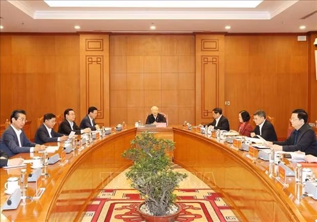 Le Secrétaire général du Parti Nguyên Phu Trong (au centre) préside la première réunion du sous-comité du personnel du XIVe Congrès du Parti. Photo : VNA.