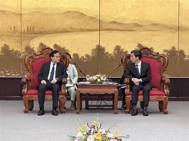 Le vice-président du Comité populaire de Da Nang, Tran Chi Cuong (droite), et le vice-gouverneur du Shandong, Song Junji. Photo: VNA