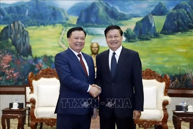 Le secrétaire général du Parti populaire révolutionnaire lao (PPRL) et président lao Thongloun Sisoulith (à droite) et le membre du Politburo et secrétaire du Comité du Parti de la ville de Hanoi, Dinh Tiên Dung. Photo: VNA