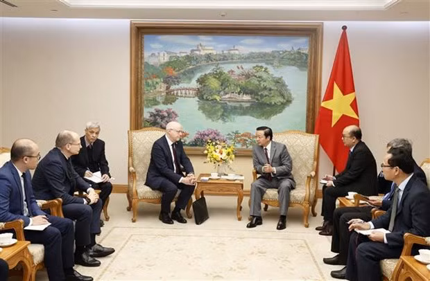 Le Vice-PM vietnamien Trân Hông Hà reçoit l'ambassadeur de Finlande au Vietnam, Keijo Novaron, et le président du groupe néerlandais Wartsila, Hakan Agnevall. Photo : VNA.