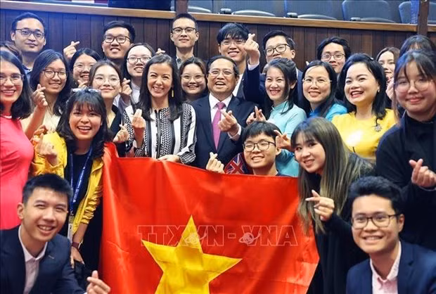 Le Premier ministre Pham Minh Chinh avec des étudiants vietnamiens à l'Université Victoria, en Nouvelle-Zélande. Photo : VNA