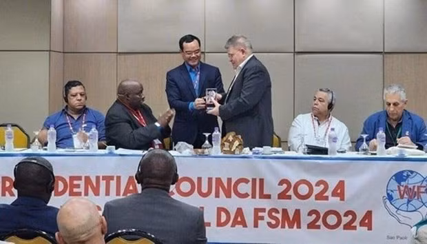 Le président de la Confédération générale du Travail du Vietnam, Nguyên Dinh Khang, a présenté un souvenir au comité d'administration de la Fédération syndicale mondiale. Photo : VNA.