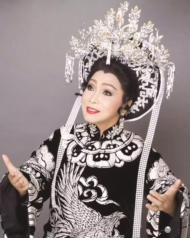 À l’âge de 79 ans, Bach Tuyêt souhaite toujours transmettre l’amour pour le cai luong aux jeunes. Photo : collaborateur/CVN.