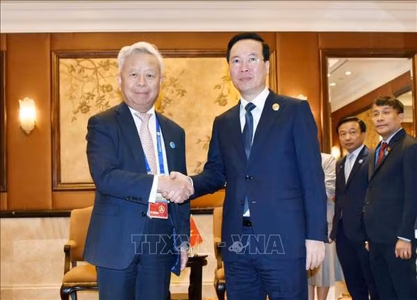 Le Président Vo Van Thuong (à droite) et le président de la Banque asiatique d'investissement dans les infrastructures (AIIB), Jin Liqun. Photo : VNA.