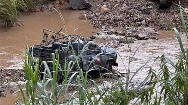 La jeep emportée par des crues soudaines dans le village de Cu Lan (district de Lac Duong, province de Lâm Dông). Photo : VNA.