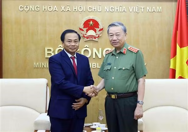 Le général To Lam, ministre de la Sécurité publique (droite), reçoit le chef du bureau de représentation du ministère lao de la Sécurité publique au Vietnam, Phayvanh Sitthi Chanh. Photo: VNA