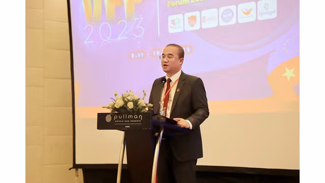 Le professeur agrégé et docteur Nguyên Truc Lê, président du Conseil de l'Université d'économie de l’Université nationale de Hanoi s'exprime lors du Forum économique et commercial Vietnam - UE 2023. Photo : VGP/NN. Le professeur agrégé et docteur Nguyên Truc Lê, président du Conseil de l'Université d'économie de l’Université nationale de Hanoi s'exprime lors du Forum économique et commercial Vietnam - UE 2023. Photo : VGP/NN.