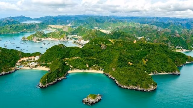 Cat Bà de la province de Hai Phong (au Nord-Est), limitrophe de Quang Ninh, la plus belle île du Vietnam, relève de la province de Hai Phong. Photo : vtc.vn Cat Bà de la province de Hai Phong (au Nord-Est), limitrophe de Quang Ninh, la plus belle île du Vietnam, relève de la province de Hai Phong. Photo : vtc.vn