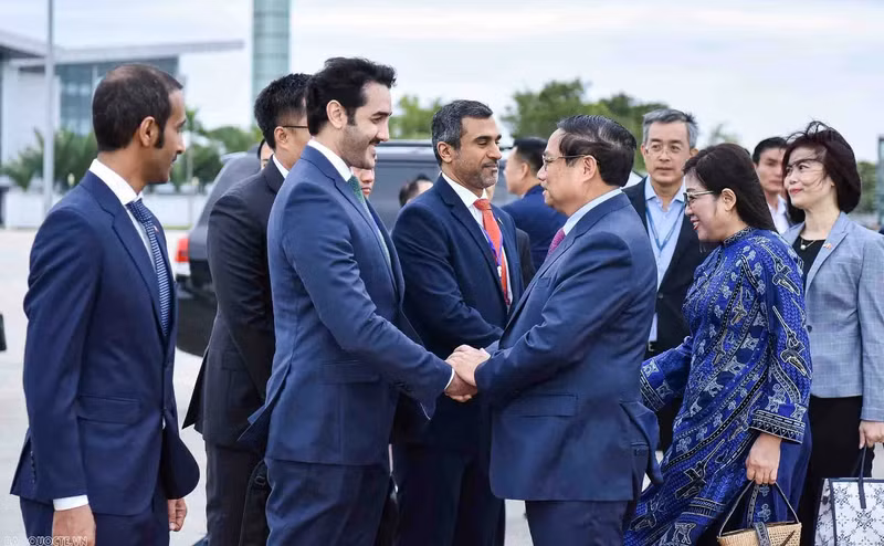 Le Premier ministre Pham Minh Chinh, son épouse et une délégation de haut rang du Vietnam ont quitté Hanoi dimanche matin 27 octobre pour effectuer des visites officielles aux Émirats arabes unis (EAU) et au Qatar. Photo: baoquocte