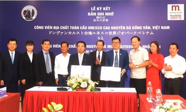 Signature du protocole d’accord sur la coopération entre le Géoparc mondial UNESCO du plateau karstique de Dông Van et le futur géoparc mondial UNESCO Mine-Plateau karstique d’Akiyoshidai du Japon. Photo : VNA.