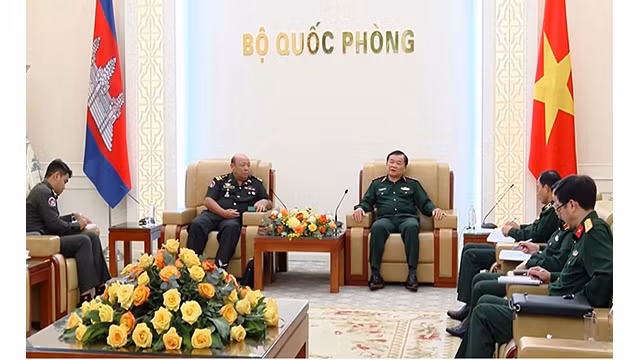 Le général de corps d'armée Hoàng Xuân Chiên (à droite) a hautement apprécié la contribution du colonel Rem Kann dans la coordination avec les agences et les unités du ministère vietnamien de la Défense pour mettre en œuvre efficacement les activités de coopération bilatérale en matière de défense. Photo : PCV. Le général de corps d'armée Hoàng Xuân Chiên (à droite) a hautement apprécié la contribution du colonel Rem Kann dans la coordination avec les agences et les unités du ministère vietnamien de la Défense pour mettre en œuvre efficacement les activités de coopération bilatérale en matière de défense. Photo : PCV.
