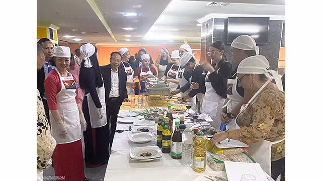 L'ambassadeur Lê Viêt Duyên a exprimé son souhait que les étudiants puissent acquérir une compréhension plus profonde de la culture, du pays et du peuple vietnamiens, continuant ainsi à contribuer à la consolidation de l’amitié entre Vietnam-Venezuela dans l'avenir. Photo: baoquocte.vn L'ambassadeur Lê Viêt Duyên a exprimé son souhait que les étudiants puissent acquérir une compréhension plus profonde de la culture, du pays et du peuple vietnamiens, continuant ainsi à contribuer à la consolidation de l’amitié entre Vietnam-Venezuela dans l'avenir. Photo: baoquocte.vn
