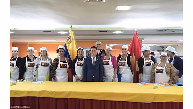  L'ambassadeur Lê Viêt Duyên, le lieutenant-général principal Pascualino Angiolillo, le président de l'Université UNEFA et des délégués lors de l'événement. Photo: baoquocte.vn