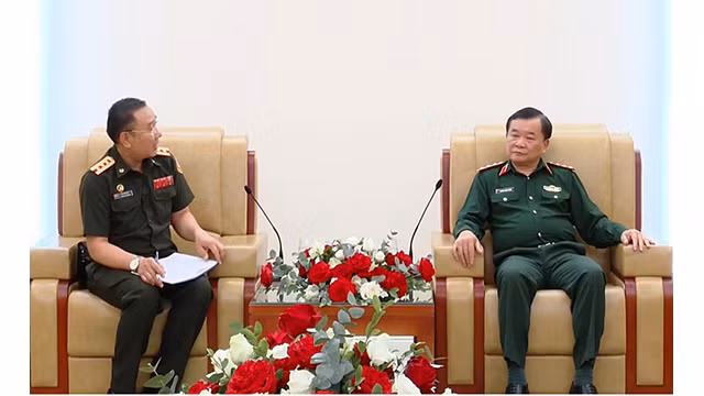 Le général de corps d'armée Hoàng Xuân Chiên, vice-ministre vietnamien de la Défense (à droite) et le colonel Vongxay Inthakham, attaché de défense du Laos au Vietnam (à gauche). Photo : PCV.