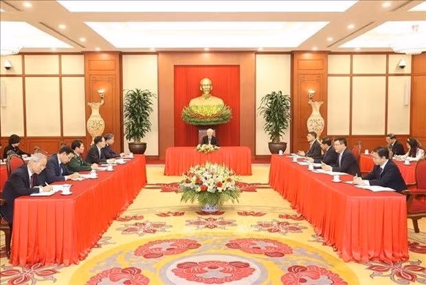 Le Secrétaire général Nguyên Phu Trong (au centre) lors de son entretien par visioconférence avec le président américain Joe Biden, le 29 mars 2023. Photo : VNA.