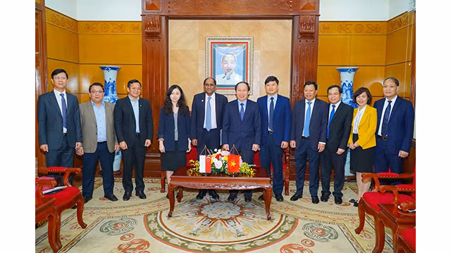 Les dirigeants de la ville de Hai Phong et la délégation de l'Ambassade de Singapour au Vietnam. Photo : baodautu.vn