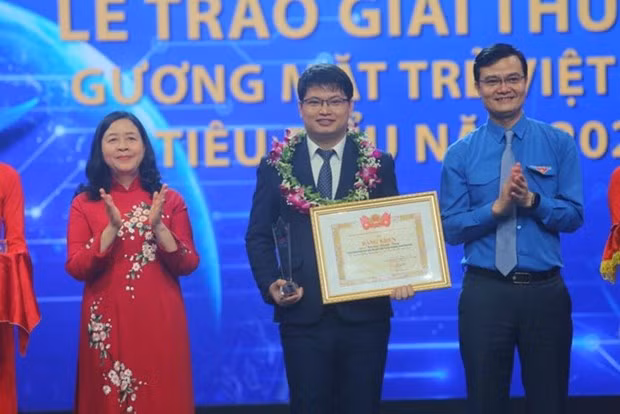 Le Dr. Truong Thanh Tùng a été honoré comme l’un des “Dix jeunes exemplaires du Vietnam 2022”, le 23 mars à Hanoo. Photo : TP. Le Dr. Truong Thanh Tùng a été honoré comme l’un des “Dix jeunes exemplaires du Vietnam 2022”, le 23 mars à Hanoo. Photo : TP.