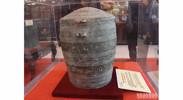 Le trésor national de la jarre culturelle en bronze de Sông Son est exposé au Musée de Nam Hông (ville de Tu Son, province de Bac Ninh), le 25 février. Photo : Thai Son.