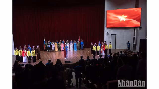 La célébration est composée d’une série d’activités intitulée « Quintessence du Vietnam », une réunion pour célébrer le Mois de la jeunesse et la finale du concours « Mélodies de la jeunesse » en 2023. Photo : NDEL . La célébration est composée d’une série d’activités intitulée « Quintessence du Vietnam », une réunion pour célébrer le Mois de la jeunesse et la finale du concours « Mélodies de la jeunesse » en 2023. Photo : NDEL .