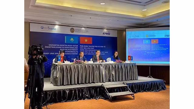 Le vice-ministre du Commerce et de l'Intégration du Kazakhstan, Kairat Torebayev, prend la parole lors de l'événement. Photo : Thoidai.com.vn