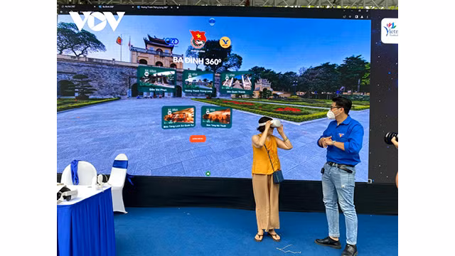 Un jeune guide les gens pour découvrir le tourisme virtuel à la citadelle impériale de Thang Long. Photo : VOV.