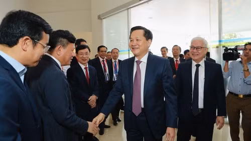 Le Vice-Premier ministre vietnamien, Lê Minh Khai (à droite), rencontre les responsables de VSIP I - Binh Duong. Photo : VNA.