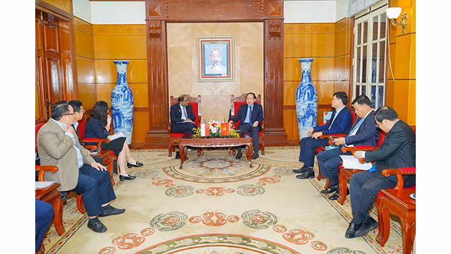 La vue générale de la rencontre entre le secrétaire du Comité du Parti de la ville de Hai Phong, Lê Tiên Châu et une délégation de l’Ambassade de Singapour au Vietnam. Photo : baodautu.vn
