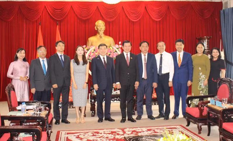 Le secrétaire du Comité du Parti de la province de Dong Nai, Nguyen Hong Linh, reçoit le consul général de la République de Corée à Hô Chi Minh-Ville, Shin Choong Il et sa délégation. Photo: dongnai.gov