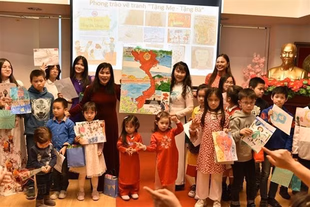 Les enfants participent à un concours de dessin. Photo : VNA.