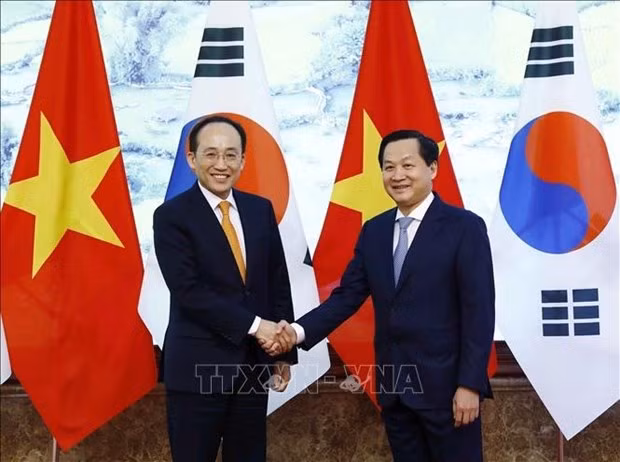 Le Vice-Premier ministre vietnamien Le Minh Khai (droite) et son homologue sud-coréen Choo Kyung-ho. Photo : VNA.