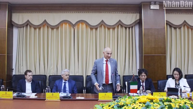 Les dirigeants de la société énergique d’Eni Vietnam du groupe italien d’Eni Energy viennent explorer les opportunités d'investissement dans le domaine de l'énergie à Quang Tri. Photo: NDEL