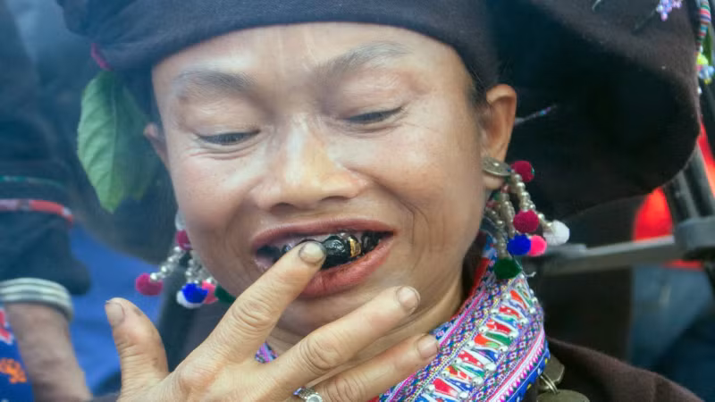 Démonstration du processus de teinture des dents en noir par des femmes lao. Photo : nhandan.vn