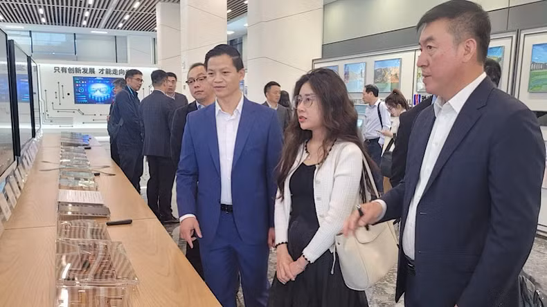La délégation de la province de Bac Ninh visite l'usine du groupe Victory Giant. Photo: NDEL