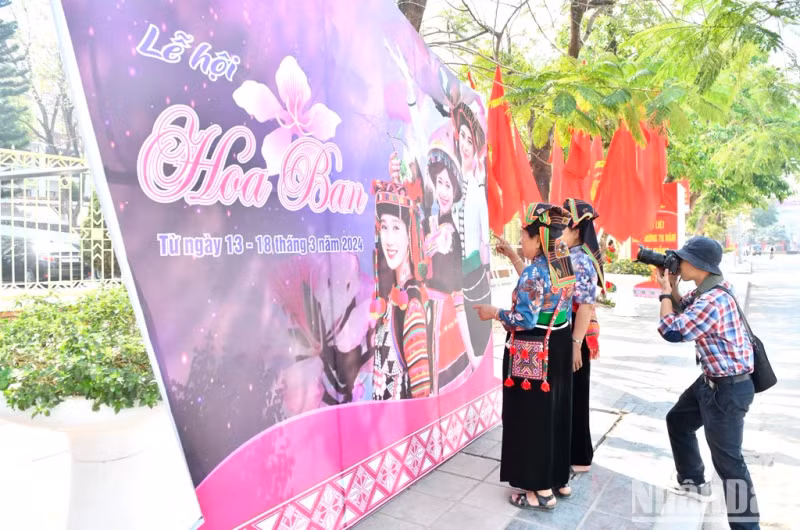 Les habitants sont très enthousiastes à la fête des fleurs de bauhinies. Photo: nhandan.vn