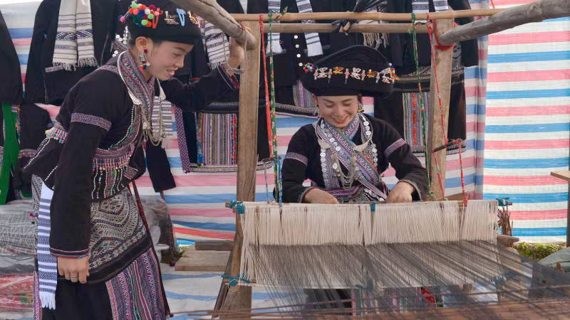Démonstration du tissage de brocart traditionnel laotien à la fête. Photo : nhandan.vn