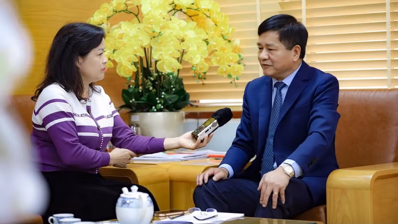 Le président du Comité populaire de la province de Diên Biên, Lê Thành Dô et la journaliste de la VOV. Photo : VOV.