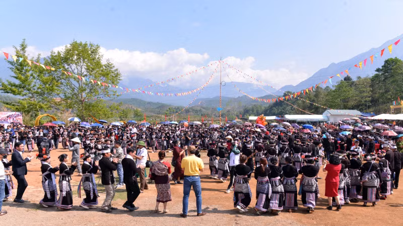 Après la cérémonie, tout le monde rejoint la danse « xòe » de solidarité. Photo : nhandan.vn