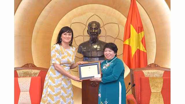 La présidente du Comité des Affaires sociales de l’AN, Nguyên Thuy Anh (à droite) et la ministre danoise de l'Intérieur et de la Santé, Sophie Lohde Jacobsen.Photo : daibieunhandan.vn