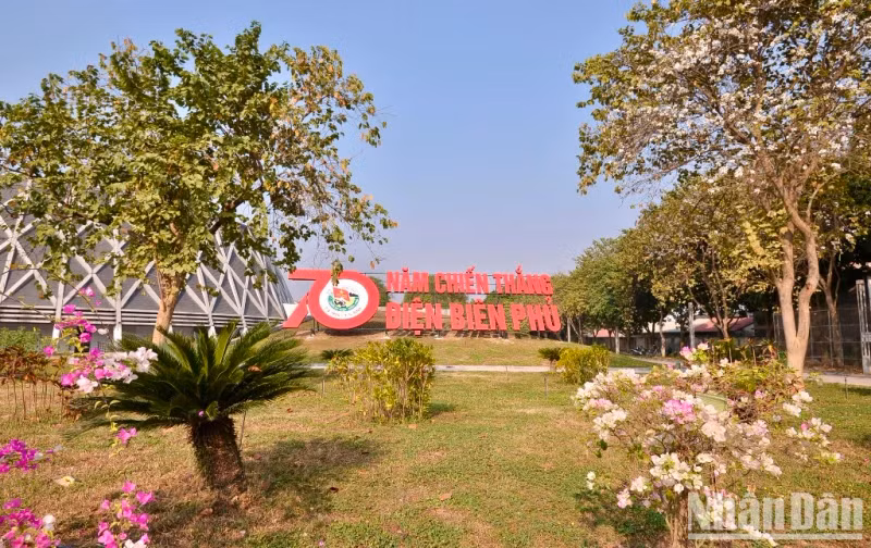 Les panneaux de propagande célèbrent le 70e anniversaire de la Victoire de Diên Biên Phu au Musée de la Victoire de Diên Biên Phu. Photo : nhandan.vn