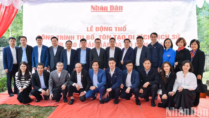 Les délégués posent pour des photos sur le site. Photo : Nhandan.vn