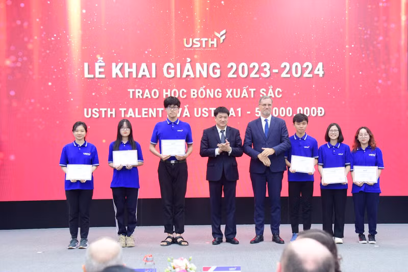 L'ambassadeur de France au Vietnam, Olivier Brochet (4e à droite), a participé à la cérémonie de la rentrée universitaire 2023-2024 à l'USTH. Photo : USTH/CVN.