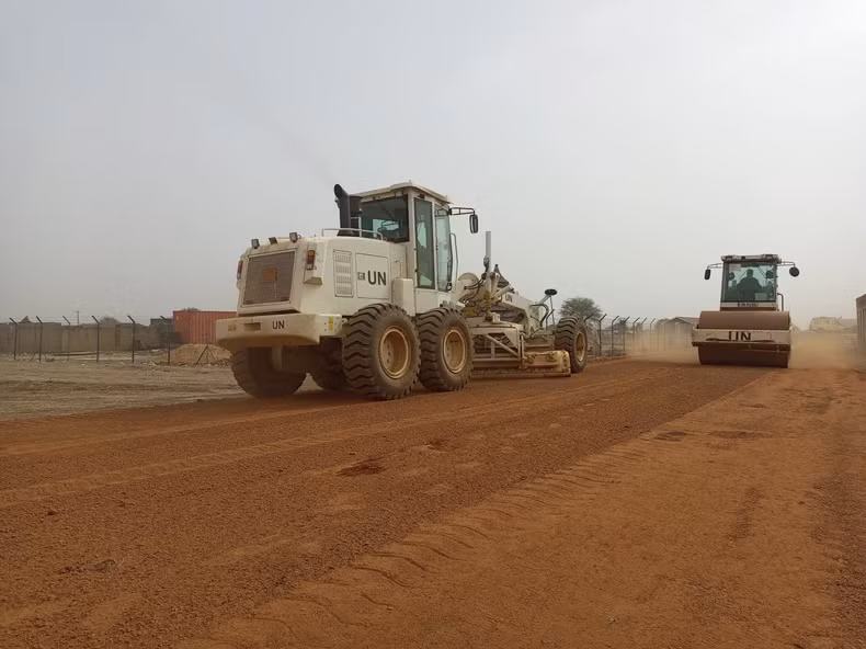L'Unité du génie militaire du Vietnam a réparé la route pour assurer les activités de déplacement des gens, notamment pendant la saison des pluies en mai prochain. Photo: L'Unité du génie militaire du Vietnam