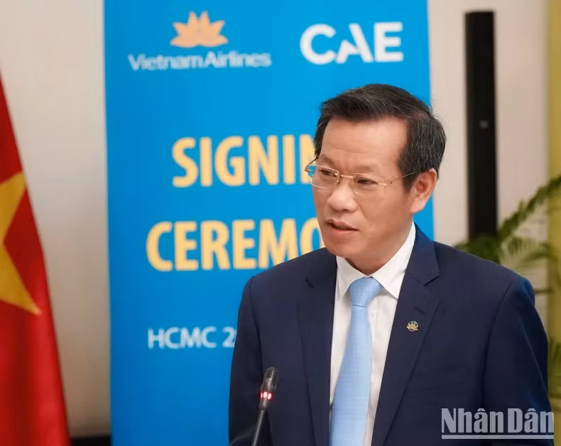 La directeur général adjoint de Vietnam Airlines, Dang Anh Tuân souligne que la formation des opérations de cockpit de simulation des pilotes est particulièrement important pour Vietnam Airlines qui optimise et réduit les coûts afin d’améliorer son efficacité commerciale. Photo : nhandan.vn La directeur général adjoint de Vietnam Airlines, Dang Anh Tuân souligne que la formation des opérations de cockpit de simulation des pilotes est particulièrement important pour Vietnam Airlines qui optimise et réduit les coûts afin d’améliorer son efficacité commerciale. Photo : nhandan.vn