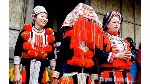 La mariée porte des vêtements traditionnels et se couvre la tête avec un foulard pendant le trajet de la maison de la mariée à la maison du marié. Photo : baotuyenquang.com.vn