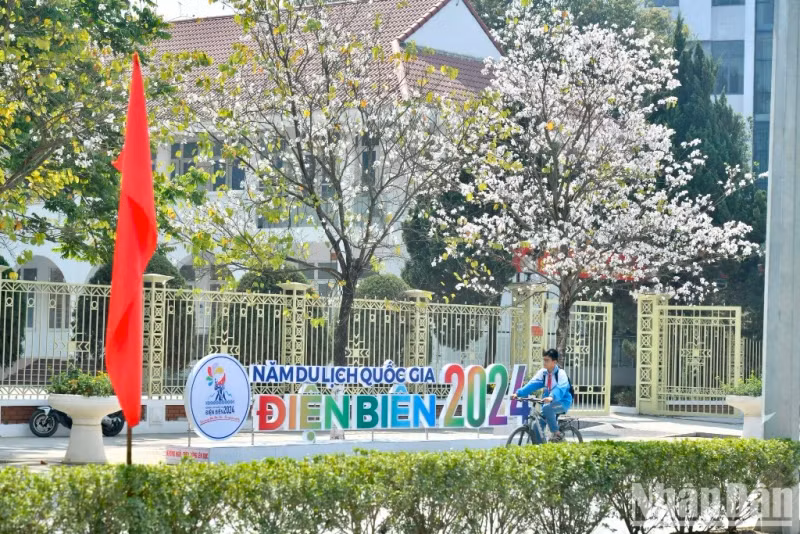 Les rues de Diên Biên Phu sont décorées de drapeaux et de fleurs pour accueillir l’Année nationale du tourisme de Diên Biên 2024. Photo : nhandan.vn