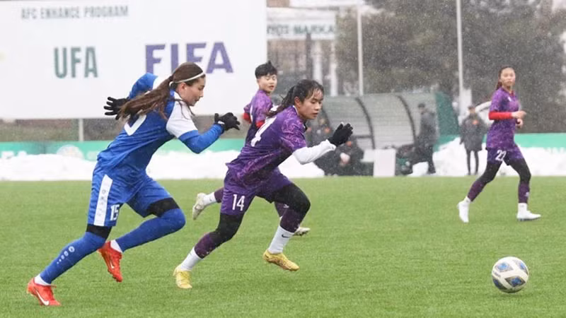 Après son arrivée en Ouzbékistan, l'équipe féminine vietnamienne U20 a disputé un match amical. Photo: VFF