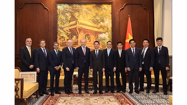 Le ministre de l'Information et des Communications Nguyên Manh Hùng, l'ambassadeur de Finlande au Vietnam, Keijo Norvanto et le directeur général du groupe Nokia, Pekka Lundmak et d'autres délégués lors de l'événement. Photo : ictvietnam.vn