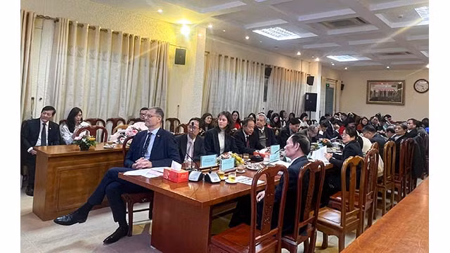 La cérémonie d’annonce de la décision de créer la branche de l’Association d’Amitié et de Coopération Vietnam - France de l’Université des Affaires et des Technologies de Hanoi. Photo : thoidai.com.vn