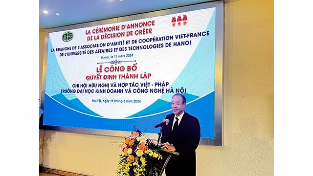 Le vice-président de l'Association d’Amitié et de Coopération Vietnam - France, Nguyên Thiêp, s'exprime lors de la cérémonie. Photo : thoidai.com.vn